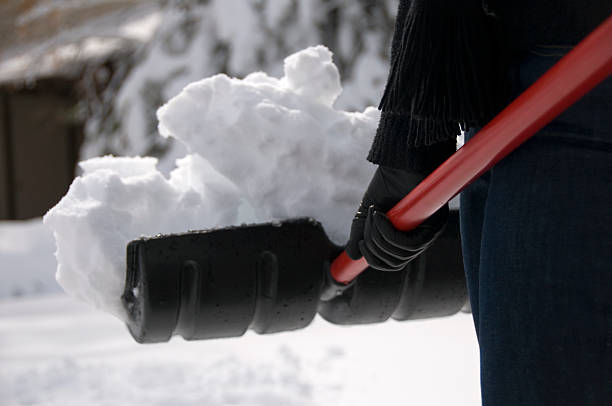 istock Shovel of Snow 182726600
