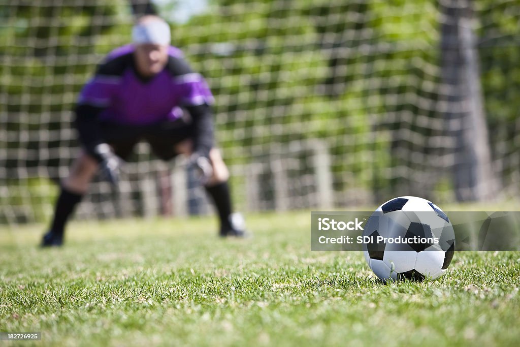 Guarda-redes de futebol espera em posição de Pontapé livre tente - Royalty-free Adulto Foto de stock