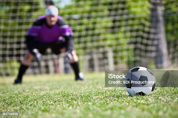 Guardaredes De Futebol Espera Em Posição De Pontapé Livre Tente - Fotografias de stock e mais imagens de Adulto