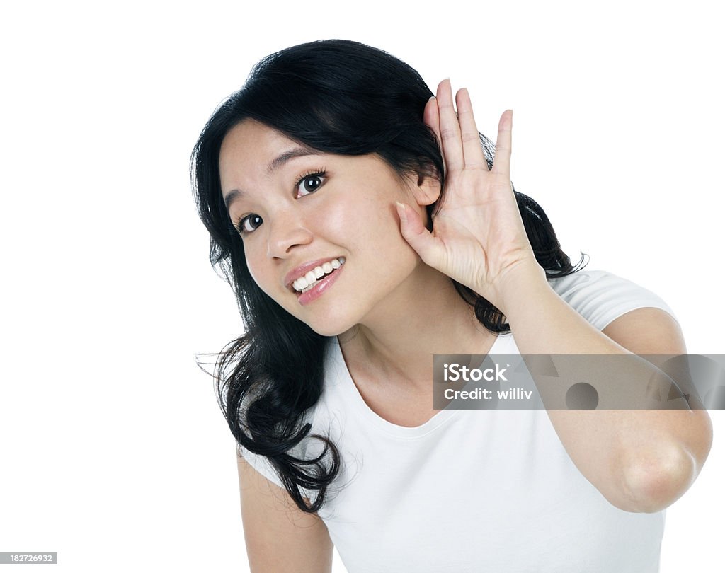 Привлекательная женщина с ее рукой на ухе Слушать - Стоковые фото Женщины роялти-фри