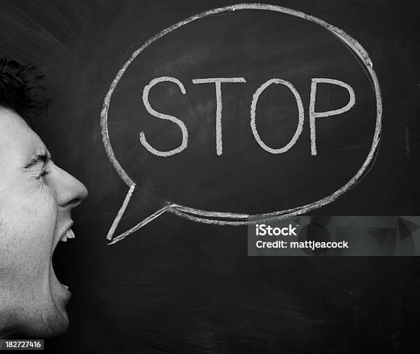 Zeig Haltestelle Stockfoto und mehr Bilder von Stoppschild - Stoppschild, Stop - Einzelwort, Stopp-Geste