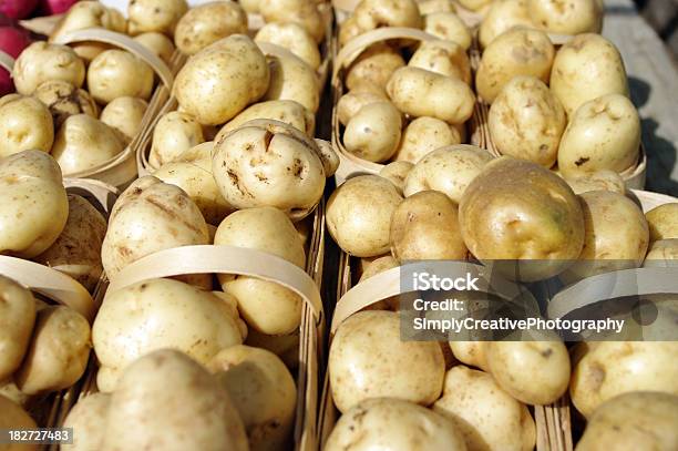 Frische Kartoffeln Stockfoto und mehr Bilder von Bauernmarkt - Bauernmarkt, Bildhintergrund, Bildkomposition und Technik