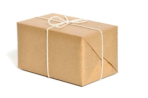 marrón envueltos paquetes - wrapped package string box fotografías e imágenes de stock