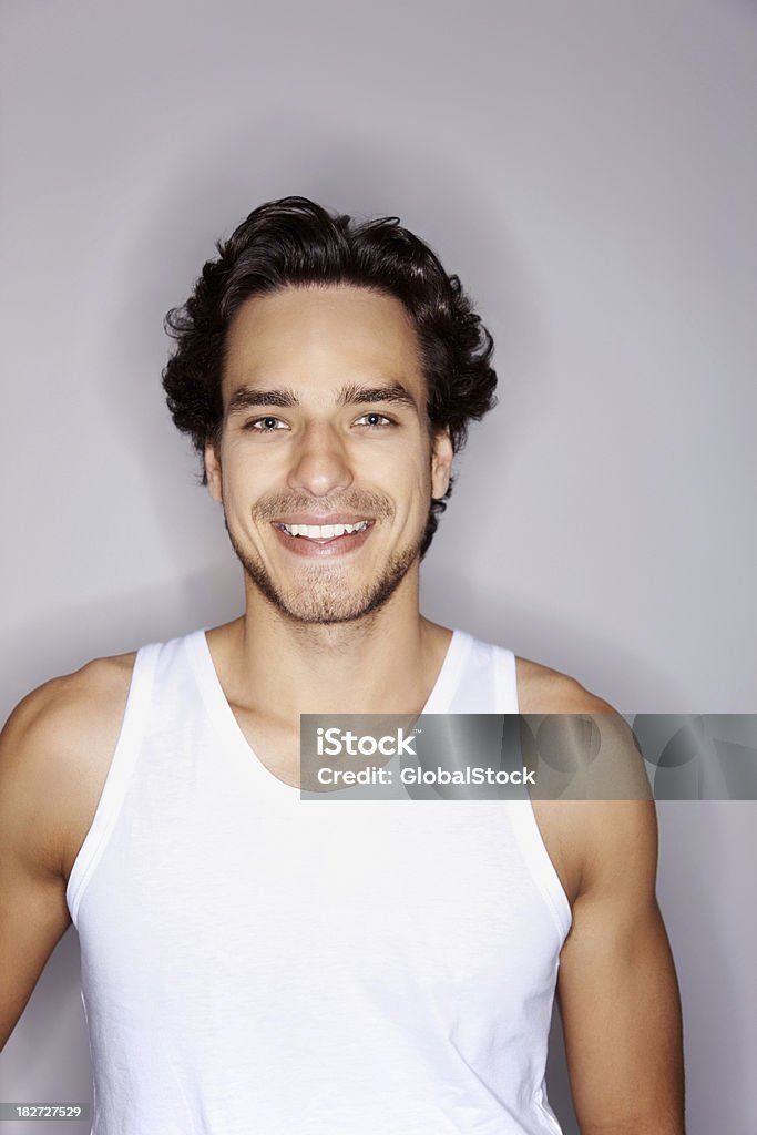 Gut aussehender junger Mann isoliert Grau Hintergrund mit - Lizenzfrei 20-24 Jahre Stock-Foto