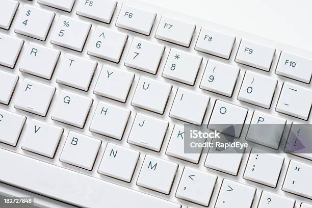 Primer Plano De Teclado De Ordenador Foto de stock y más banco de imágenes de Teclado de ordenador - Teclado de ordenador, Blanco - Color, Ordenador