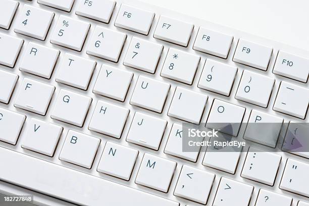Крупный План Компьютерная Клавиатура — стоковые фотографии и другие картинки Компьютерная клавиатура - Компьютерная клавиатура, Белый, Компьютер