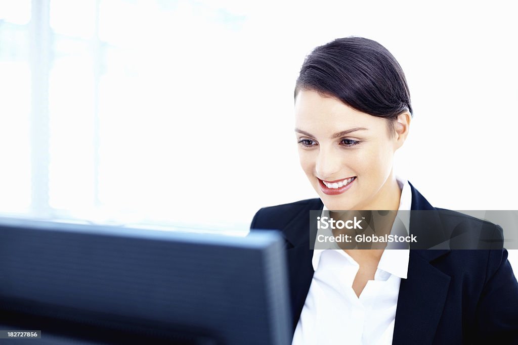 Uśmiech ładny biznes kobieta za pomocą komputera na biały - Zbiór zdjęć royalty-free (30-34 lata)