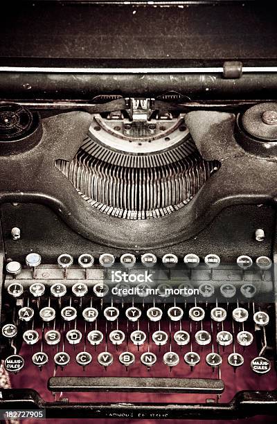古いタイプライターのクローズアップ - アルファベットのストックフォトや画像を多数ご用意 - アルファベット, オフィス, キャラクター