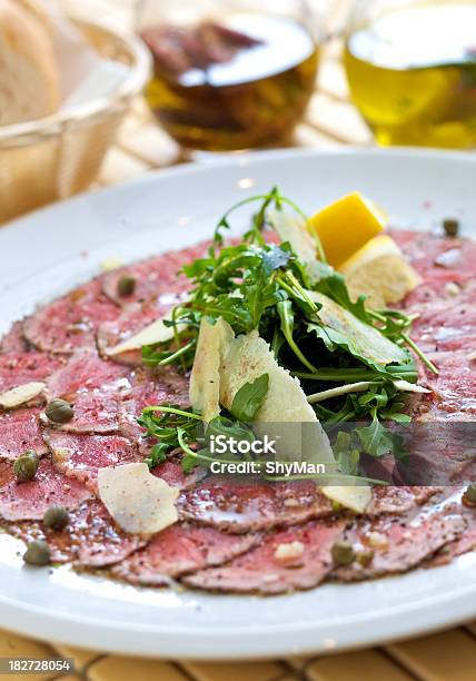 Foto de Carpaccio De Carne e mais fotos de stock de Alcaparra - Alcaparra, Antepasto, Azeite