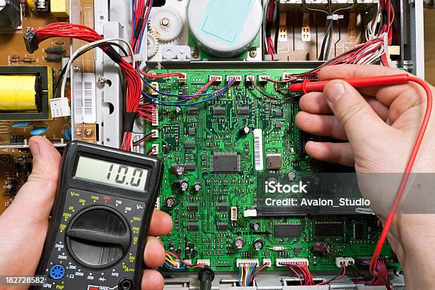 Foto de Eletrônicos Engenheiro De e mais fotos de stock de CPU - CPU, Capacitor, Chip de computador