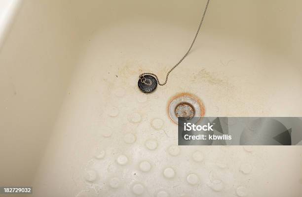 Грязный Ванна С Забитый Plughole — стоковые фотографии и другие картинки Ванна - Ванна, Закупорка, Прикрывать