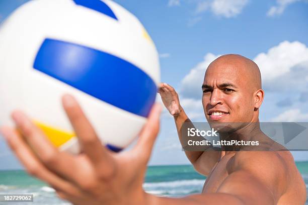 Photo libre de droit de Asiatique Africaine Mâle Tenant Prêt À Servir De Volleyball Sur La Plage banque d'images et plus d'images libres de droit de Ballon de volley