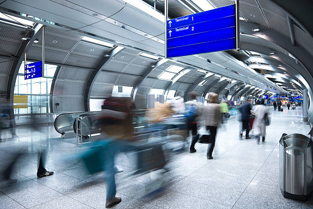 flou de voyage à pied jusqu'au tunnel de l'aéroport - architecture blue business carrying photos et images de collection