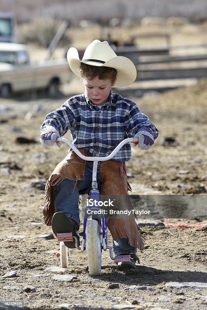 Po'Cowboy diretto al Rodeo - Foto stock royalty-free di Bicicletta