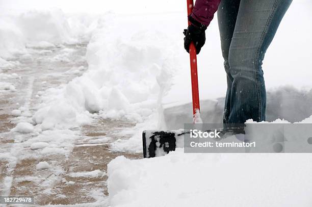 Schnee Bedeckten Fußgängerweg Stockfoto und mehr Bilder von Schnee - Schnee, Entfernen, Schneeschaufel