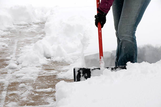 coberta de neve da calçada - snow removal - fotografias e filmes do acervo