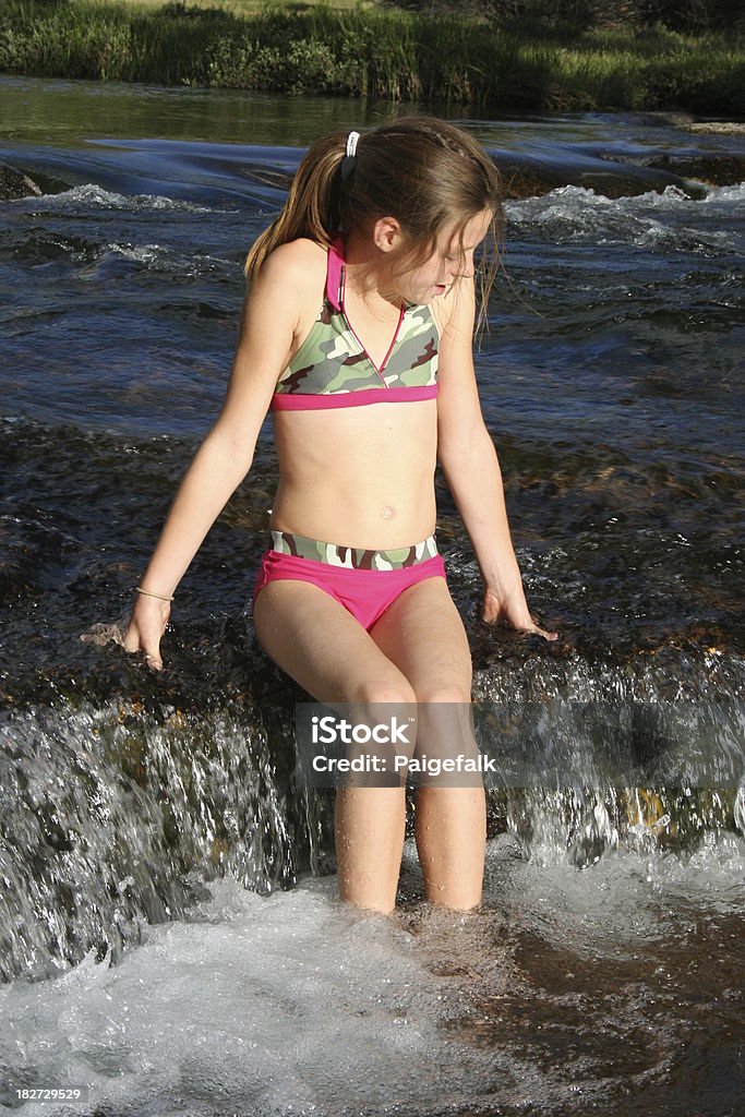 Bambina nel fiume - Foto stock royalty-free di Acqua