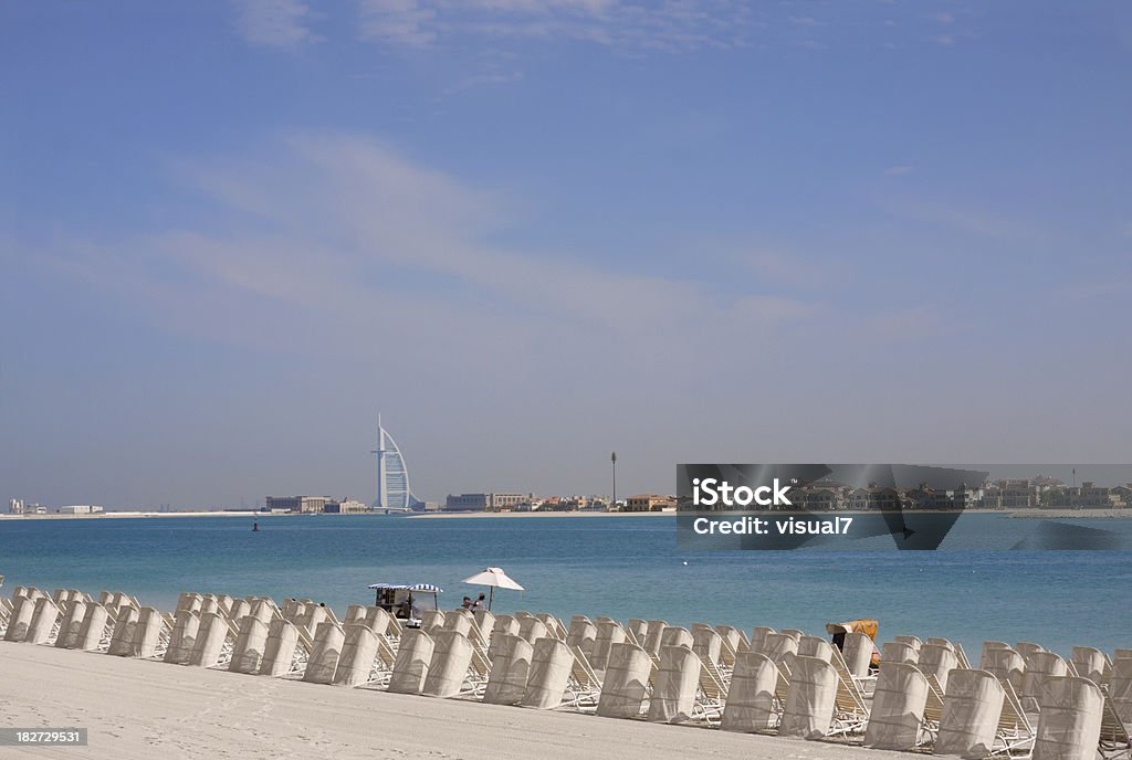 Luxe chaises longues au bord de la plage - Photo de Dubaï libre de droits