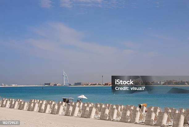 Photo libre de droit de Luxe Chaises Longues Au Bord De La Plage banque d'images et plus d'images libres de droit de Dubaï - Dubaï, Tour Burj Al Arab, Baie - Eau