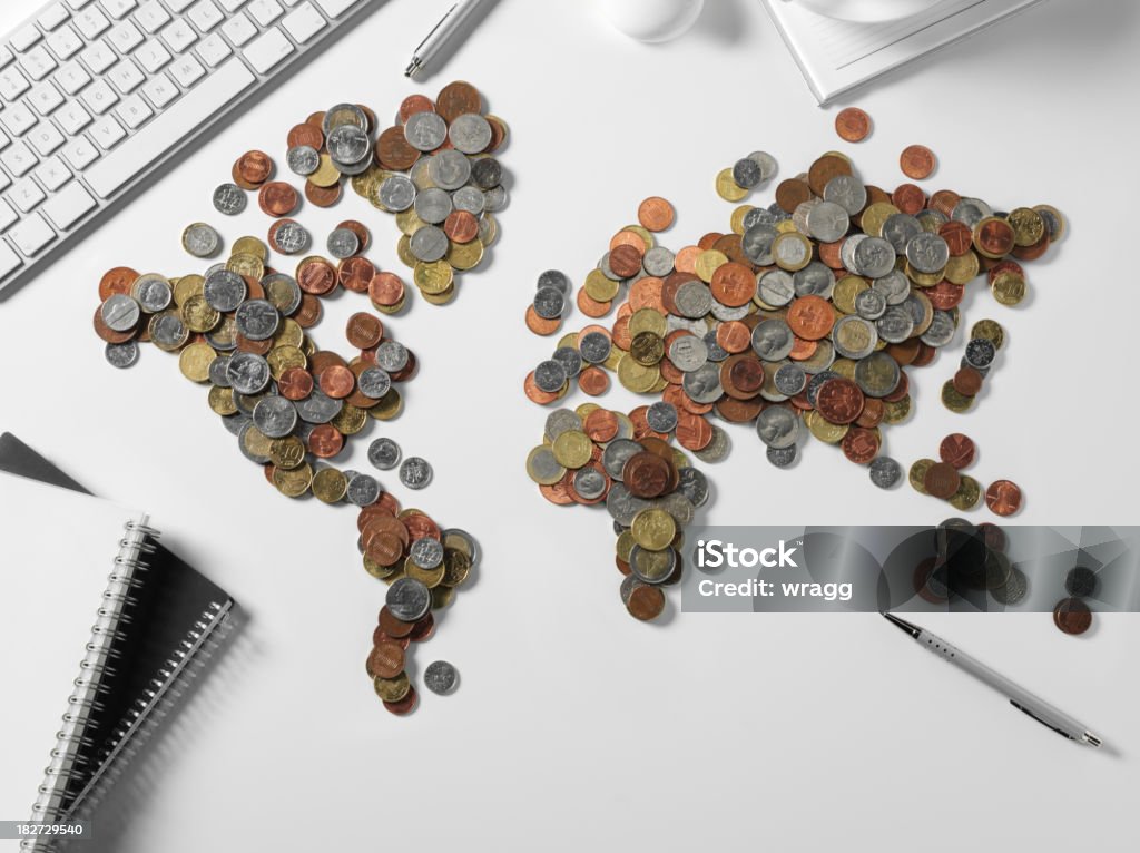 Oficina con el mundo en dinero - Foto de stock de Ahorros libre de derechos