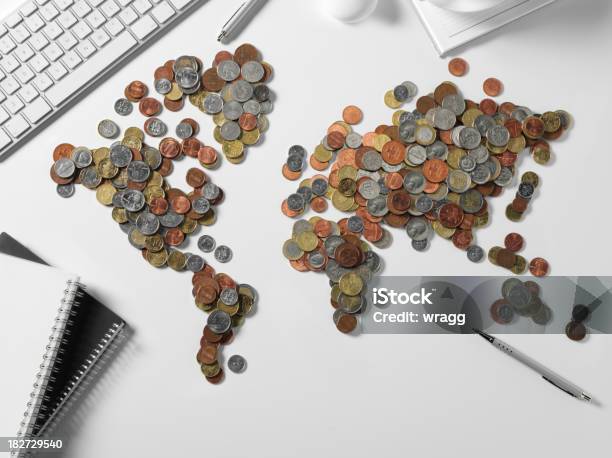 Oficina Con El Mundo En Dinero Foto de stock y más banco de imágenes de Ahorros - Ahorros, América del Sur, Asia