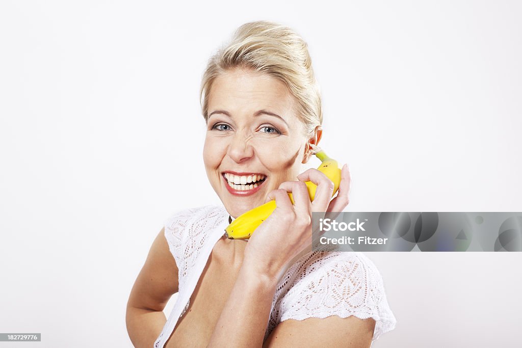 Mujer rubia joven natural bajo techo de tipo banana - Foto de stock de 20 a 29 años libre de derechos