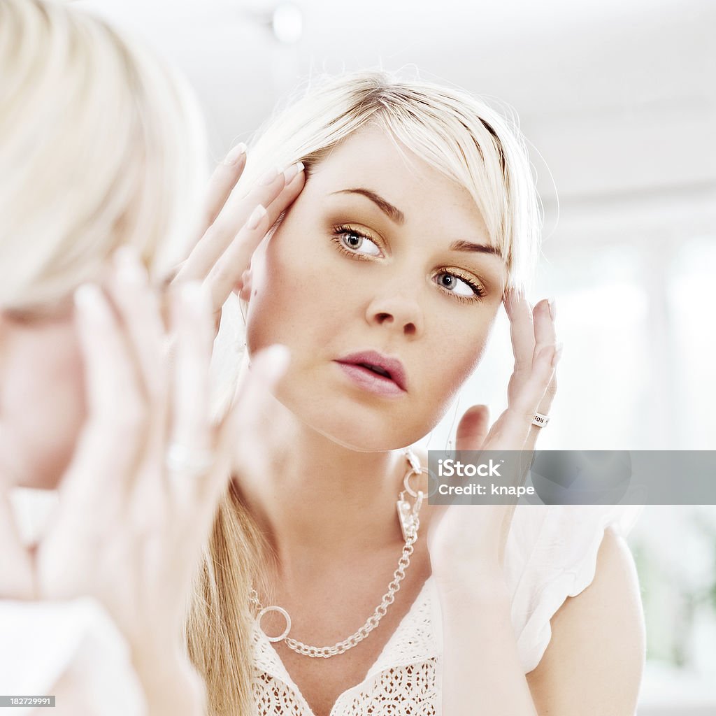 Женщина, глядя на себя в зеркало - Стоковые фото 20-24 года роялти-фри