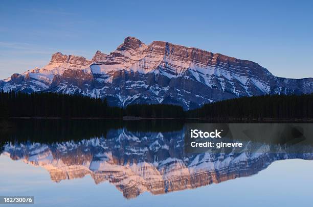 Photo libre de droit de Mountain Réflexion Parc National De Banff banque d'images et plus d'images libres de droit de Alberta - Alberta, Aube, Canada