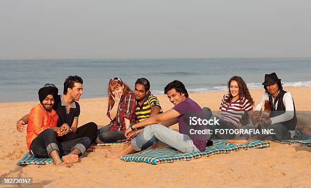 Foto de Bom Tempo Na Praia Na Índia e mais fotos de stock de Adulto - Adulto, Alegria, Aposta