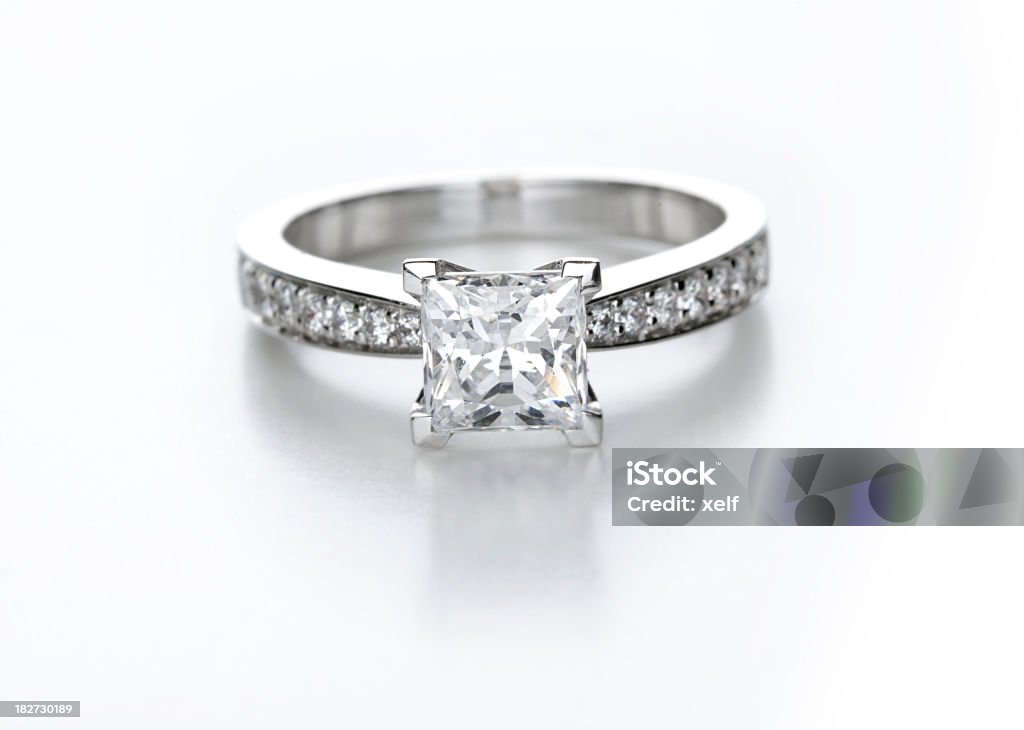 Anello di diamanti - Foto stock royalty-free di Anello di diamanti