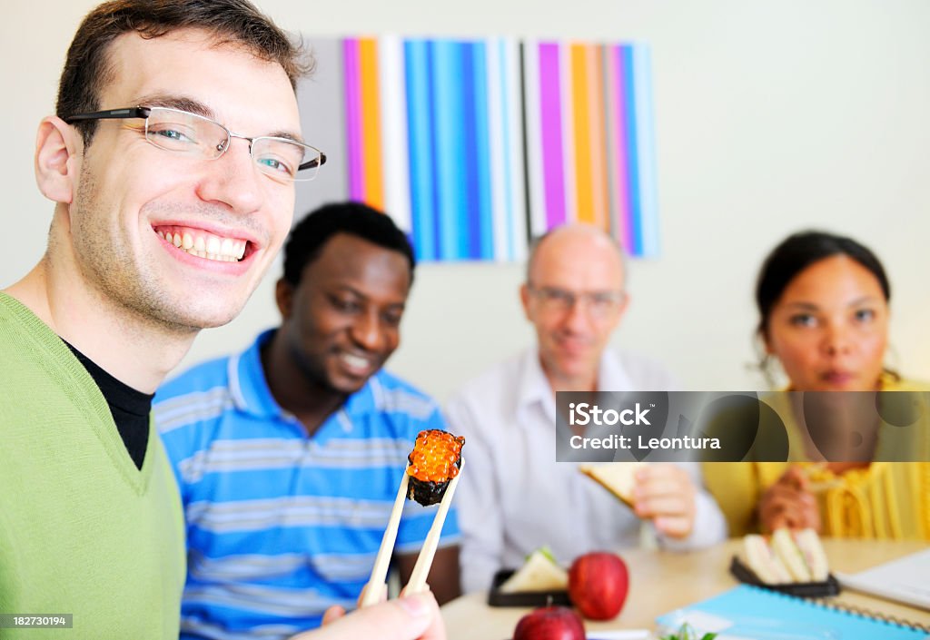 Manger des sushis - Photo de Adulte libre de droits