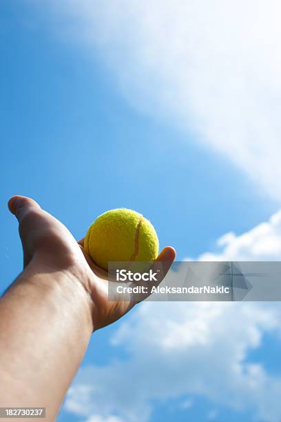 Bola De Tenis En Las Manos Contra El Cielo Azul Foto de stock y más banco de imágenes de Saque - Deporte - Saque - Deporte, Tenis, Azul