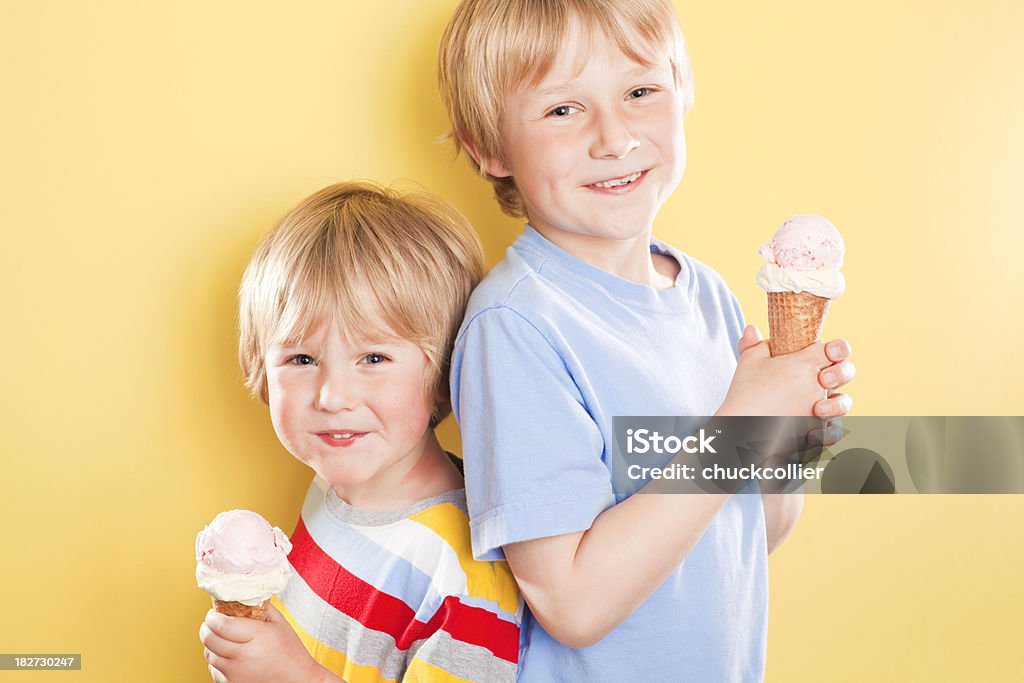 Hermanos con helado - Foto de stock de Helado - Comida dulce congelada libre de derechos