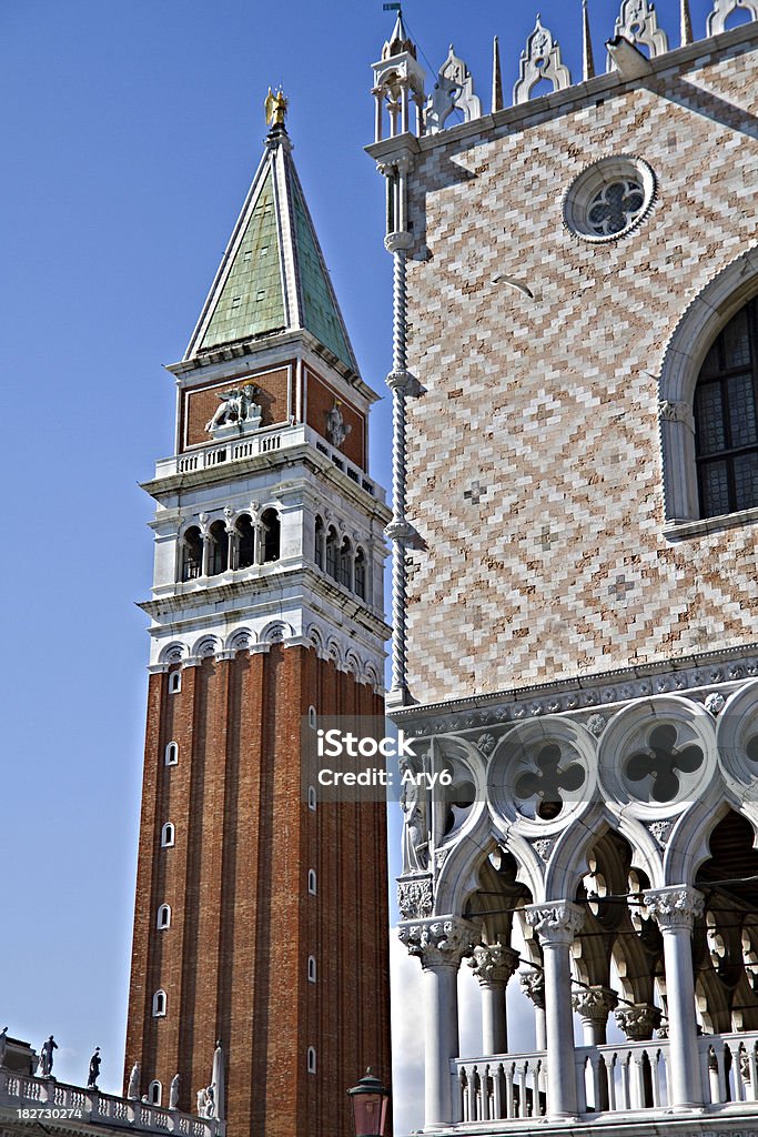Venezia sotto un cielo blu, Italia - Foto stock royalty-free di Ambientazione esterna