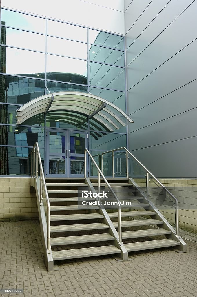 Główne wejście do nowoczesnego budynku - Zbiór zdjęć royalty-free (Architektura)
