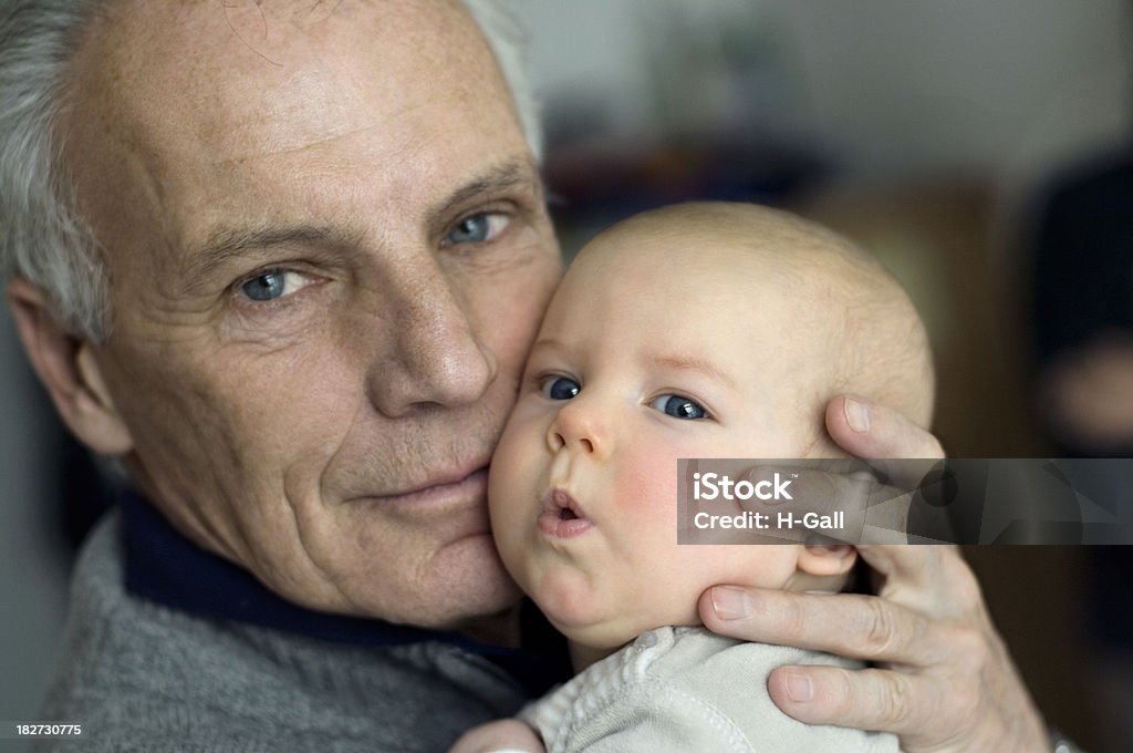 Abuelo y bebé - Foto de stock de 60-69 años libre de derechos