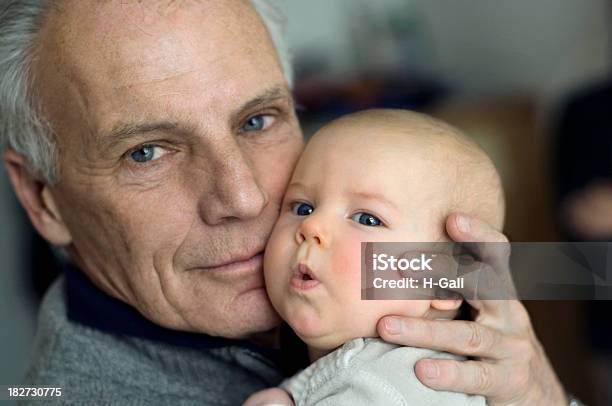 Foto de Avô E Bebê e mais fotos de stock de 60 Anos - 60 Anos, 70 anos, Abraçar