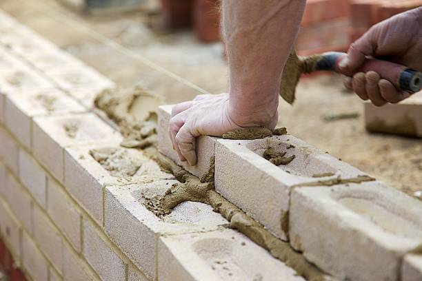 novo parede. - brick construction construction site bricklayer - fotografias e filmes do acervo