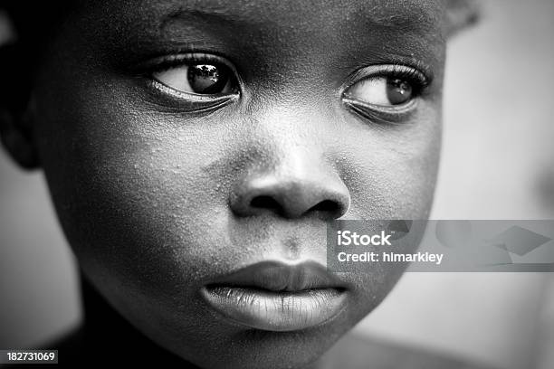 Африканский Девушка — стоковые фотографии и другие картинки Ребёнок - Ребёнок, Чёрно-белый, Африканская этническая группа
