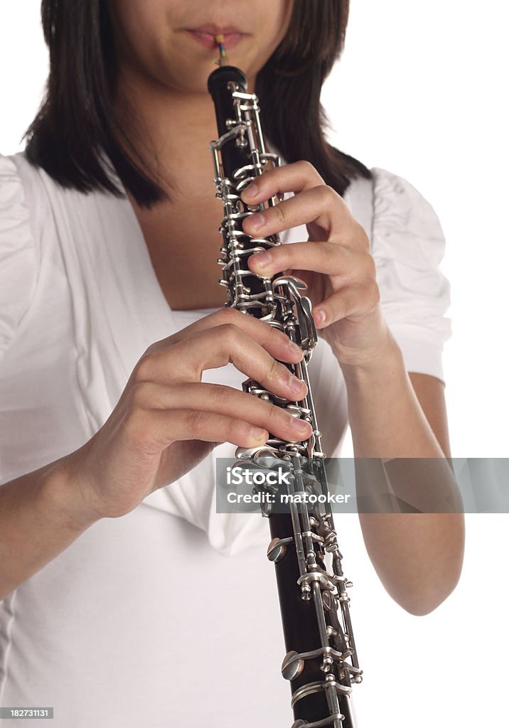 Primo piano della ragazza suona oboe - Foto stock royalty-free di Adolescente