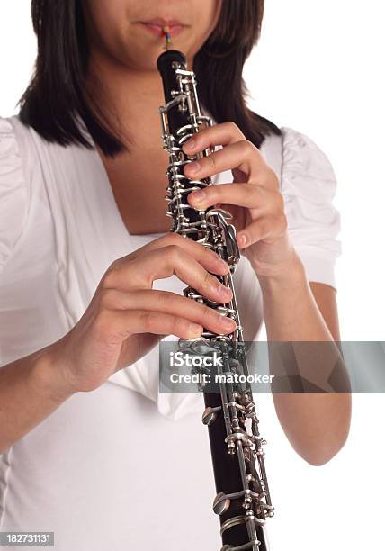 Primo Piano Della Ragazza Suona Oboe - Fotografie stock e altre immagini di Adolescente - Adolescente, Adulto, Ancia