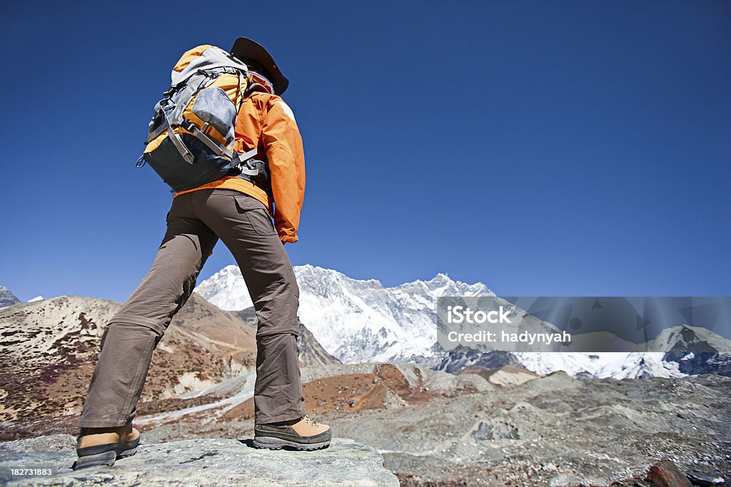Botas de montaña con mujer mirando Lhotse - Foto de stock de Adulto libre de derechos