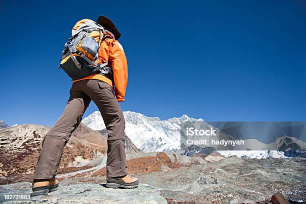 Foto de Feminino Olhando Lhotse Trekker e mais fotos de stock de Adulto - Adulto, Azul, Brilhante - Luminosidade