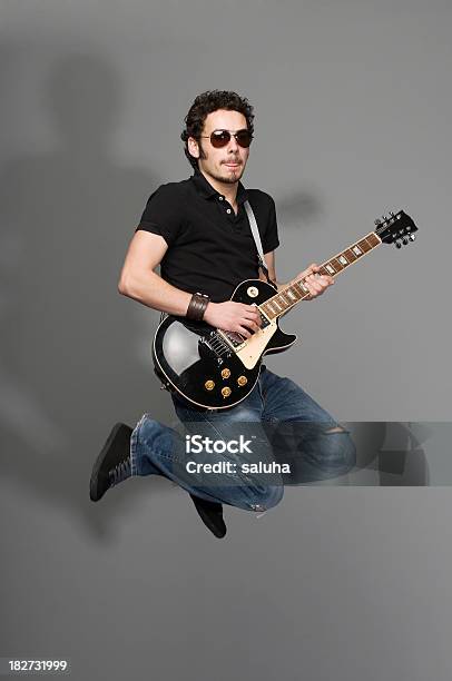 Voar Guitarrista Rock Fora - Fotografias de stock e mais imagens de Guitarra - Guitarra, Adulto, Adulto de idade mediana