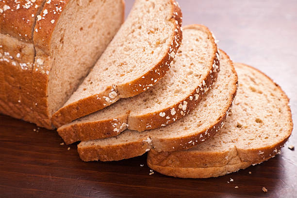 plasterki bochenek multi-ziarna owsa chleb - baked bread brown carbohydrates zdjęcia i obrazy z banku zdjęć