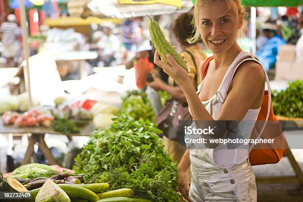 Foto de Compras De Melão De São Caetano e mais fotos de stock de Adulto - Adulto, Alimentação Saudável, Amontoamento