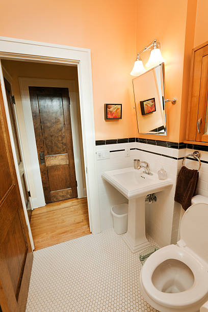 década de 1920 cámara retro decó baño con azulejos de tareas de diseño interior de la casa - medicine cabinet bathroom bathroom sink door fotografías e imágenes de stock