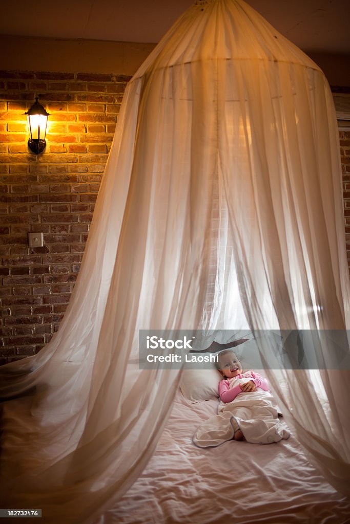 Кровать с балдахином - Стоковые фото Детство роялти-фри