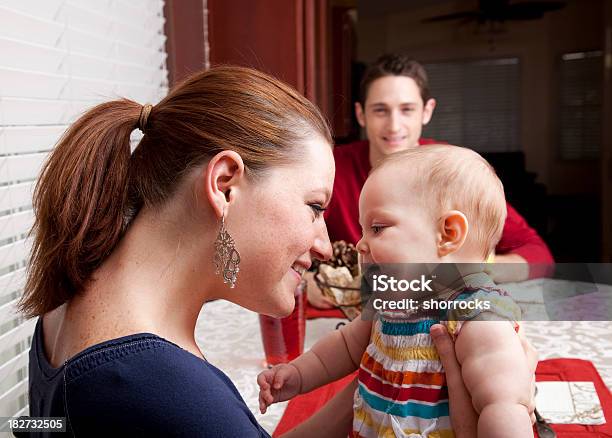 Mãe Filho E Daddy Na Tabela - Fotografias de stock e mais imagens de 20-29 Anos - 20-29 Anos, 6-11 meses, Bebé