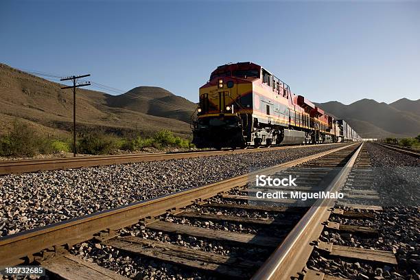 Foto de Trem De Mercadoria e mais fotos de stock de Estrada de ferro - Estrada de ferro, Trem, Trem de mercadoria